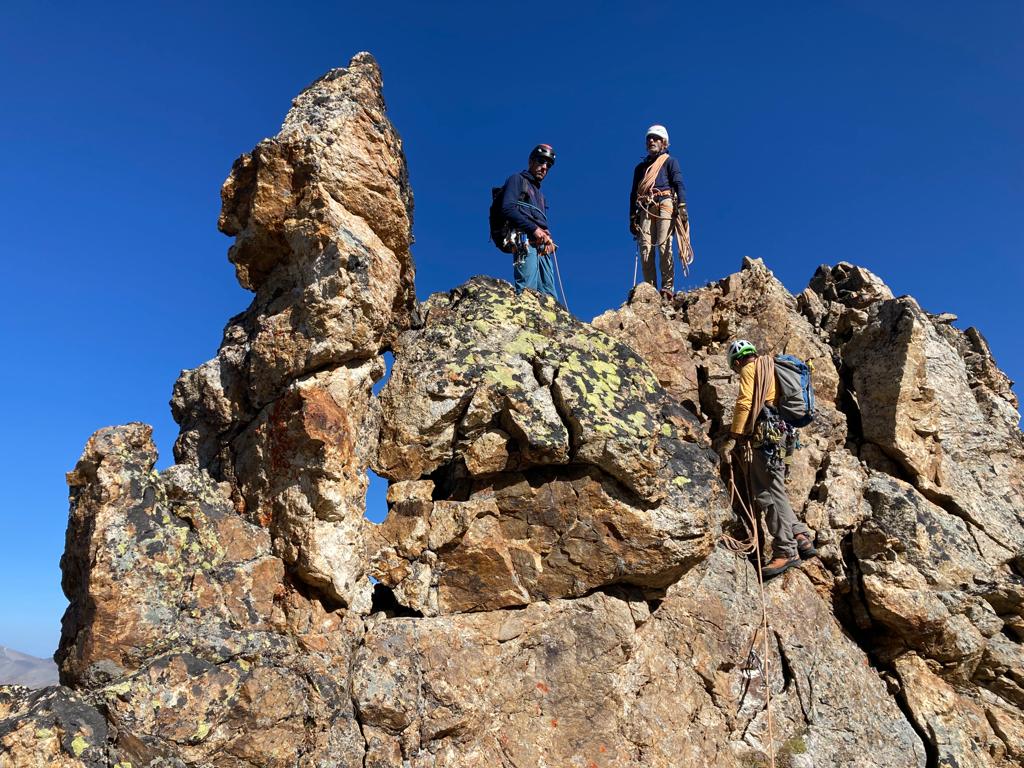 Formation parcours d'arête rocheuse escalade 